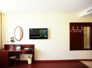 Greentree Inn Shanghai Pudong Airport Town Express Hotel 2* Shanghai