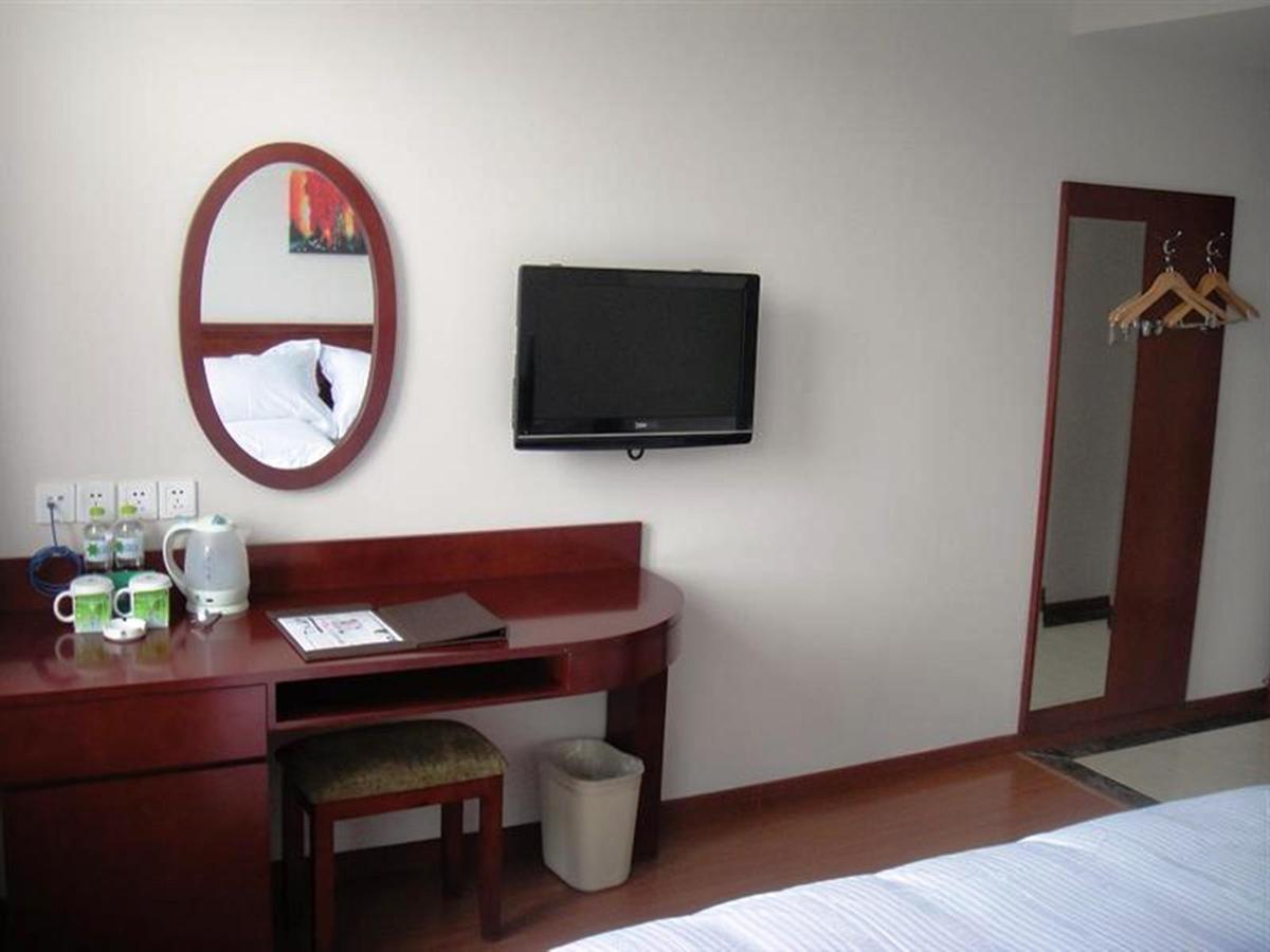 Greentree Pudong Airport Town Express Hotel