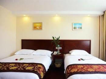 Greentree Pudong Airport Town Express Hotel